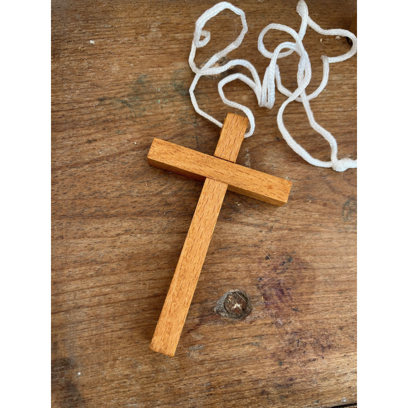 Croix Aube en bois avec cordon