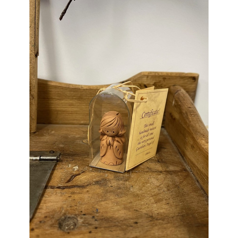 Petit ange gardien terre cuite - 6.5cm posé sur le bureau
