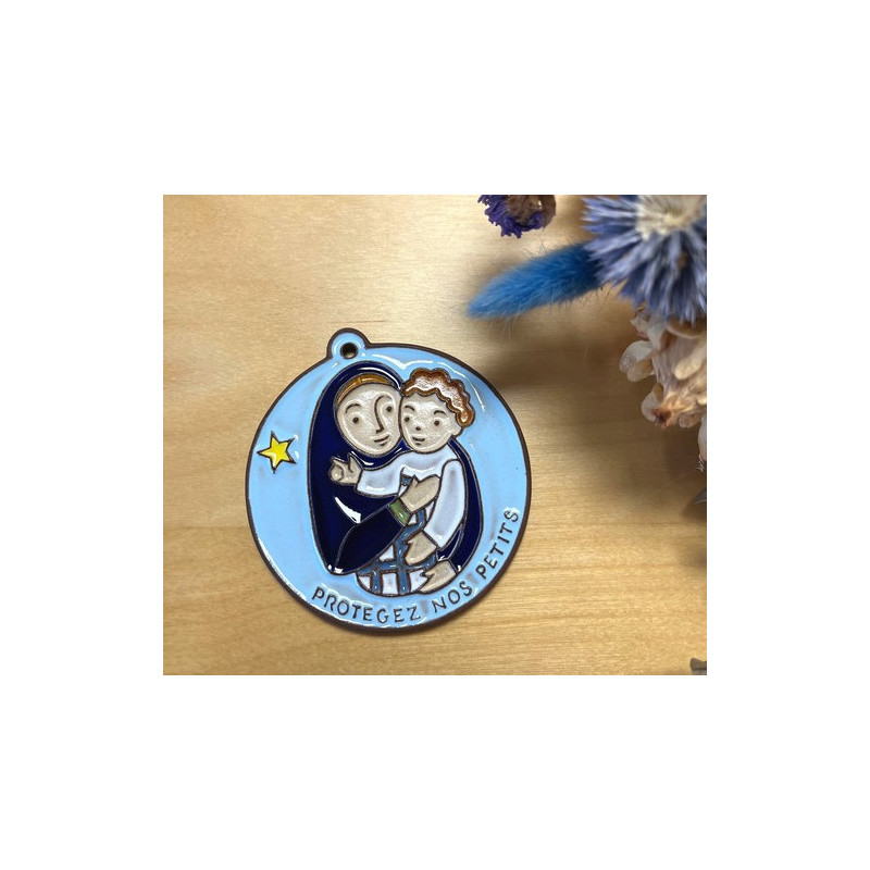 Médaillon de naissance "protégeons nos enfants" en céramique bleu clair décoré