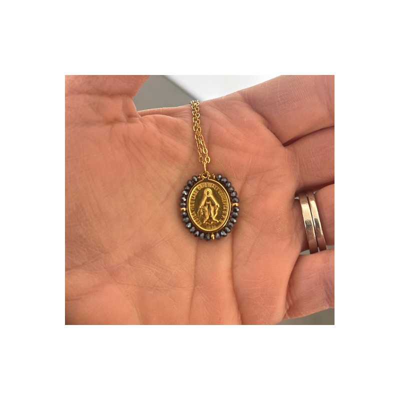 Médaille avec perles gris foncé