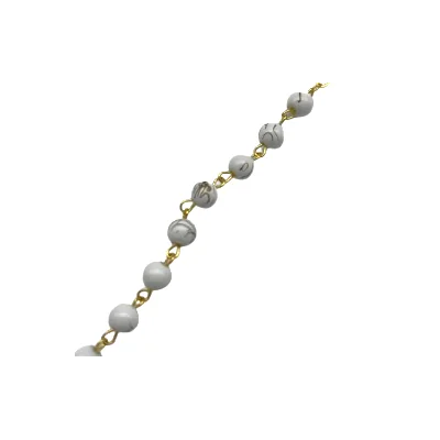 Chapelet en verre blanc en chaine dorée