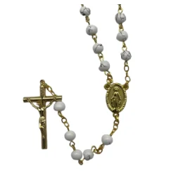 Chapelet en verre blanc en chaine dorée