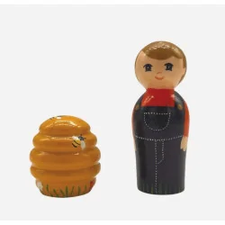 Garçon européen et sa ruche