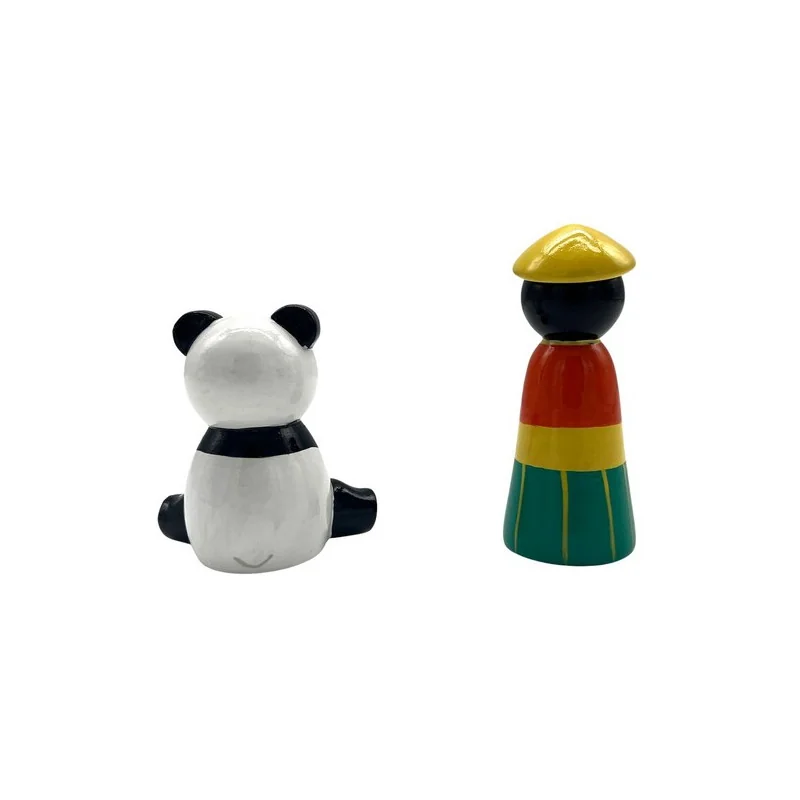 Garçon asiatique et son panda - dos