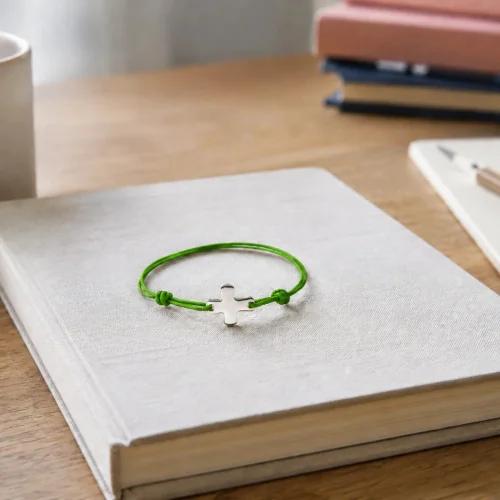 Bracelet élastique vert fluo avec croix | Comptoir Religieux