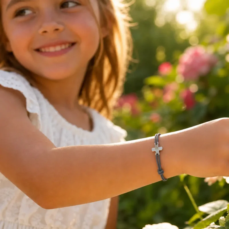 Bracelet élastique gris avec croix | Comptoir Religieux