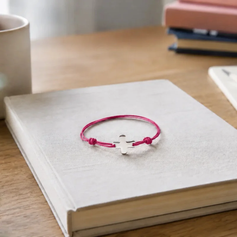 Bracelet élastique rose framboise avec croix | Comptoir Religieux