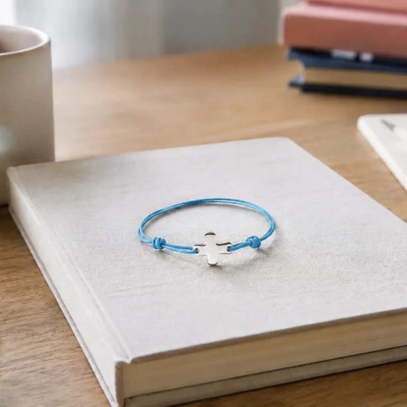 Bracelet élastique bleu ciel avec croix | Comptoir Religieux