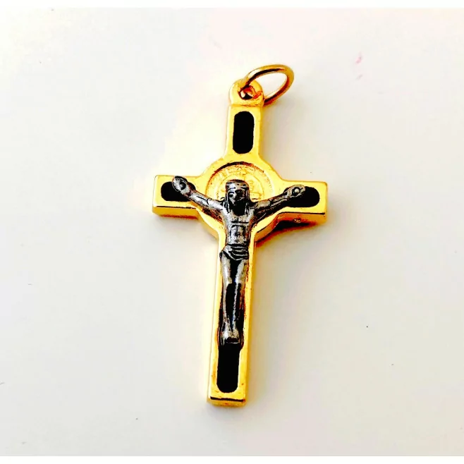 Croix de cou Saint Benoît dorée