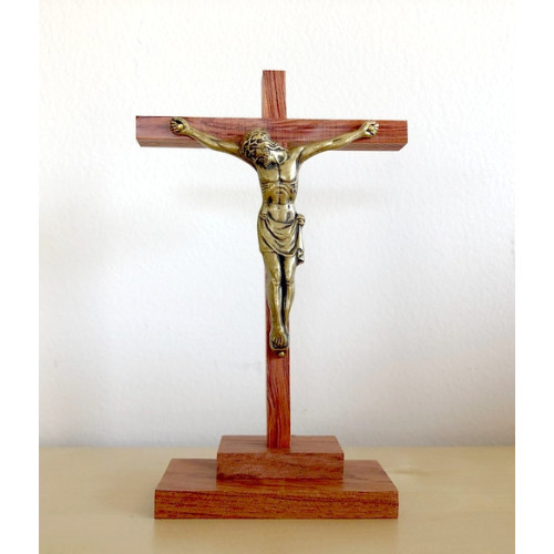 Calvaire en bois avec Christ en bronze