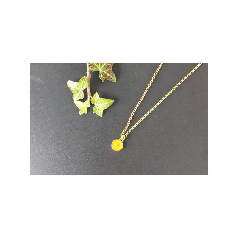 Collier doré avec médaille avec croix moutarde