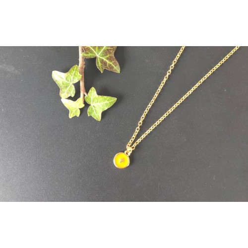 Collier doré avec médaille avec croix moutarde