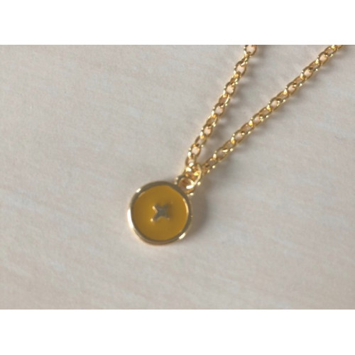Collier doré avec médaille avec croix moutarde