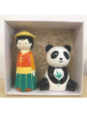 Garçon asiatique et son panda - Crèche de Noël en bois tourné