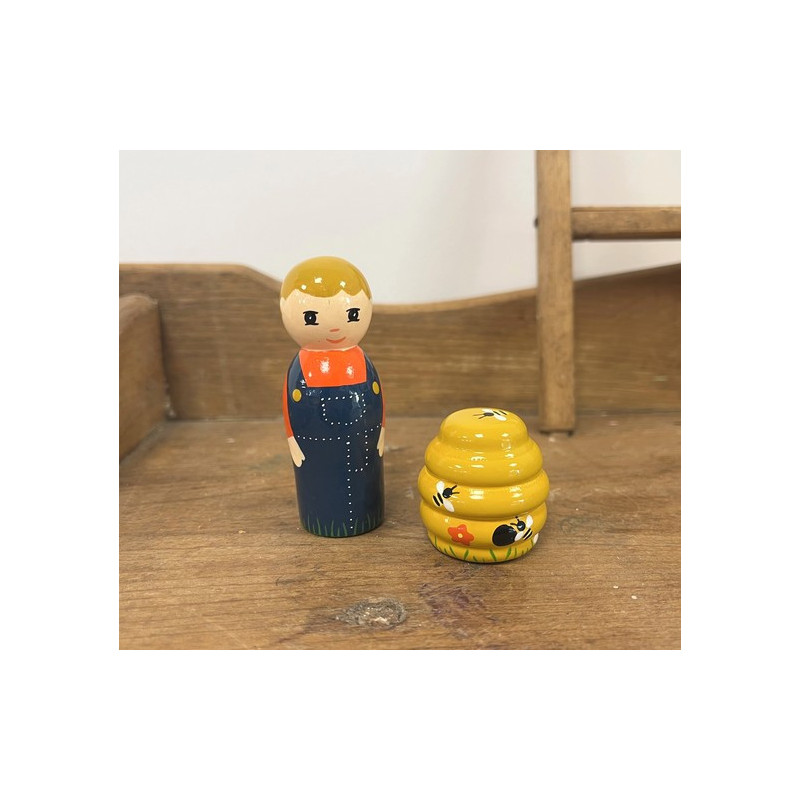 Garçon européen et sa ruche - Crèche de Noël en bois tourné