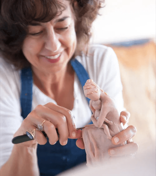 Susan Lordi sculptant une figurine Willow Tree