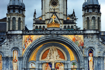 Prière de Guérison à Lourdes : Un Chemin de Foi et d’Espoir