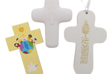 Offrir une croix à un enfant comme cadeau de fête religieuse