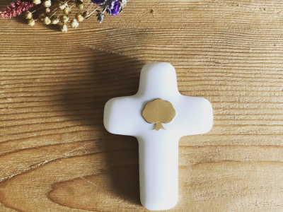 Offrir une croix à un enfant comme cadeau de fête religieuse